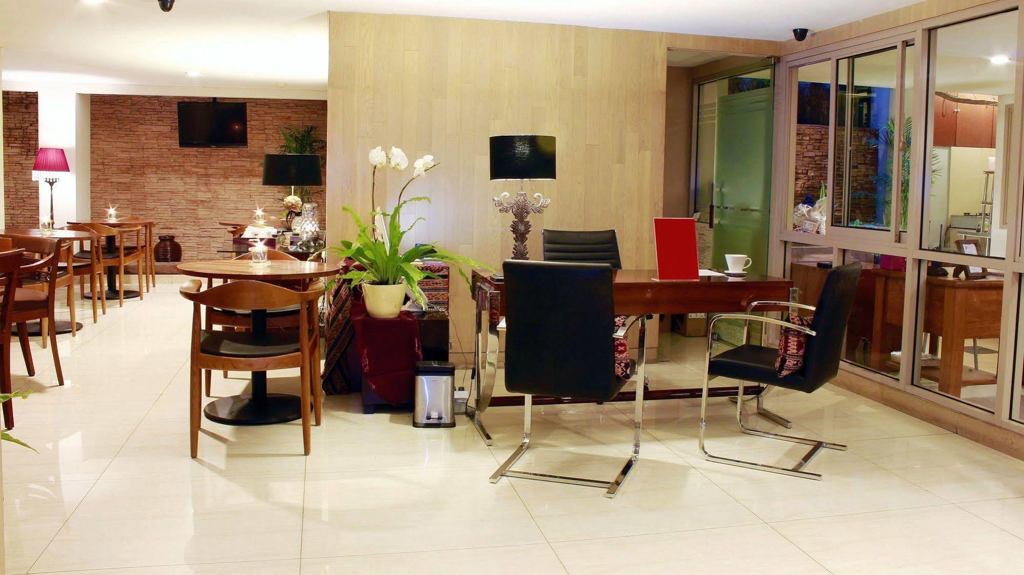 W Home Cikatomas Jakarta Buitenkant foto