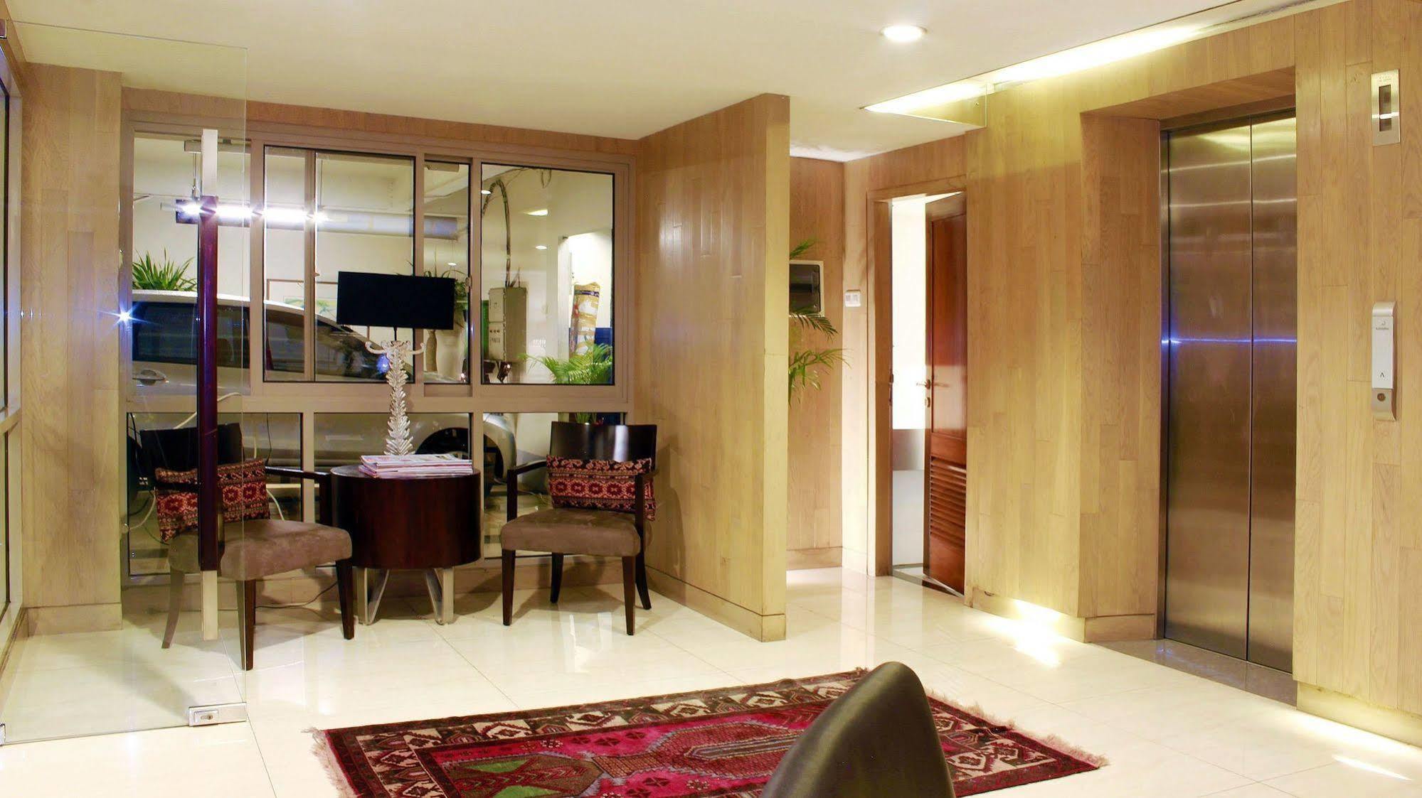 W Home Cikatomas Jakarta Buitenkant foto