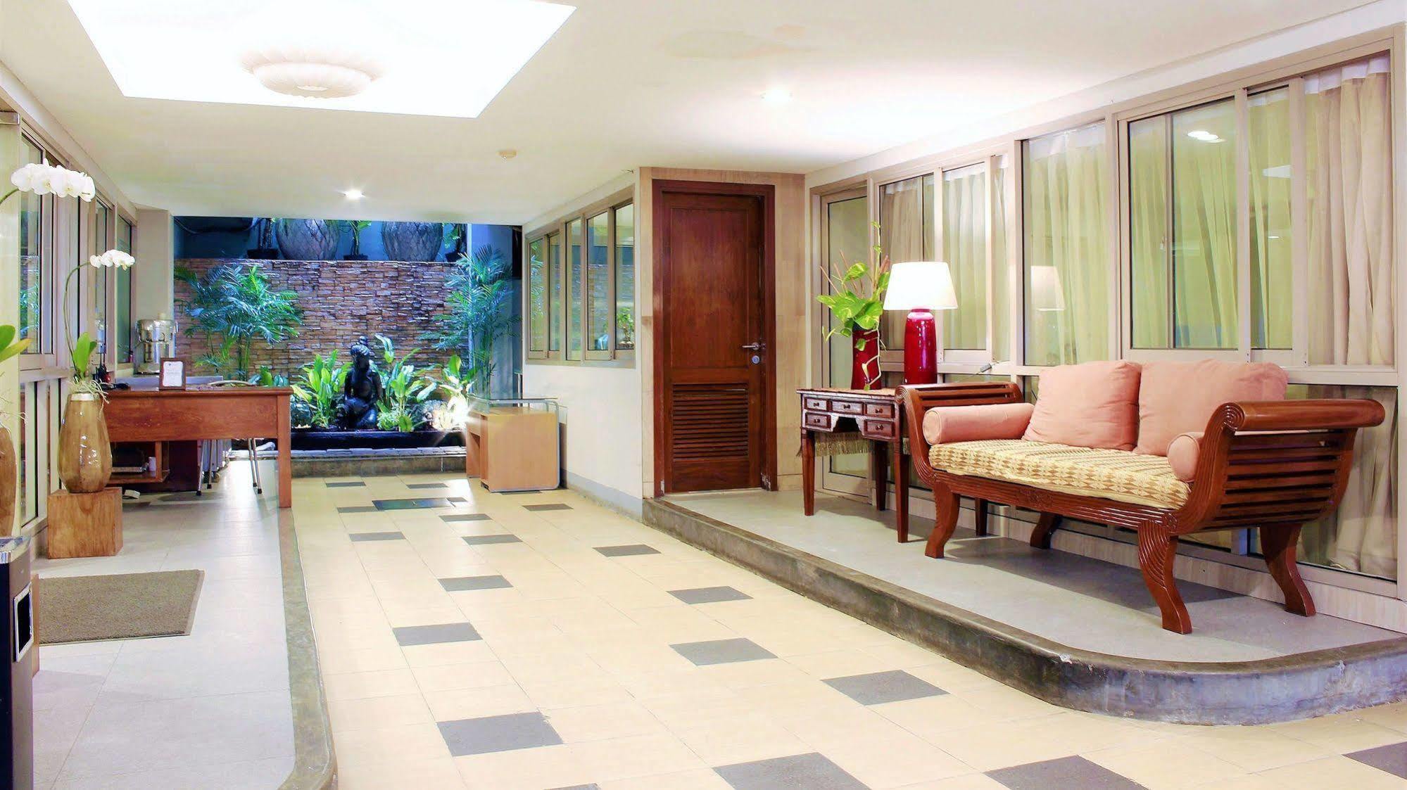 W Home Cikatomas Jakarta Buitenkant foto
