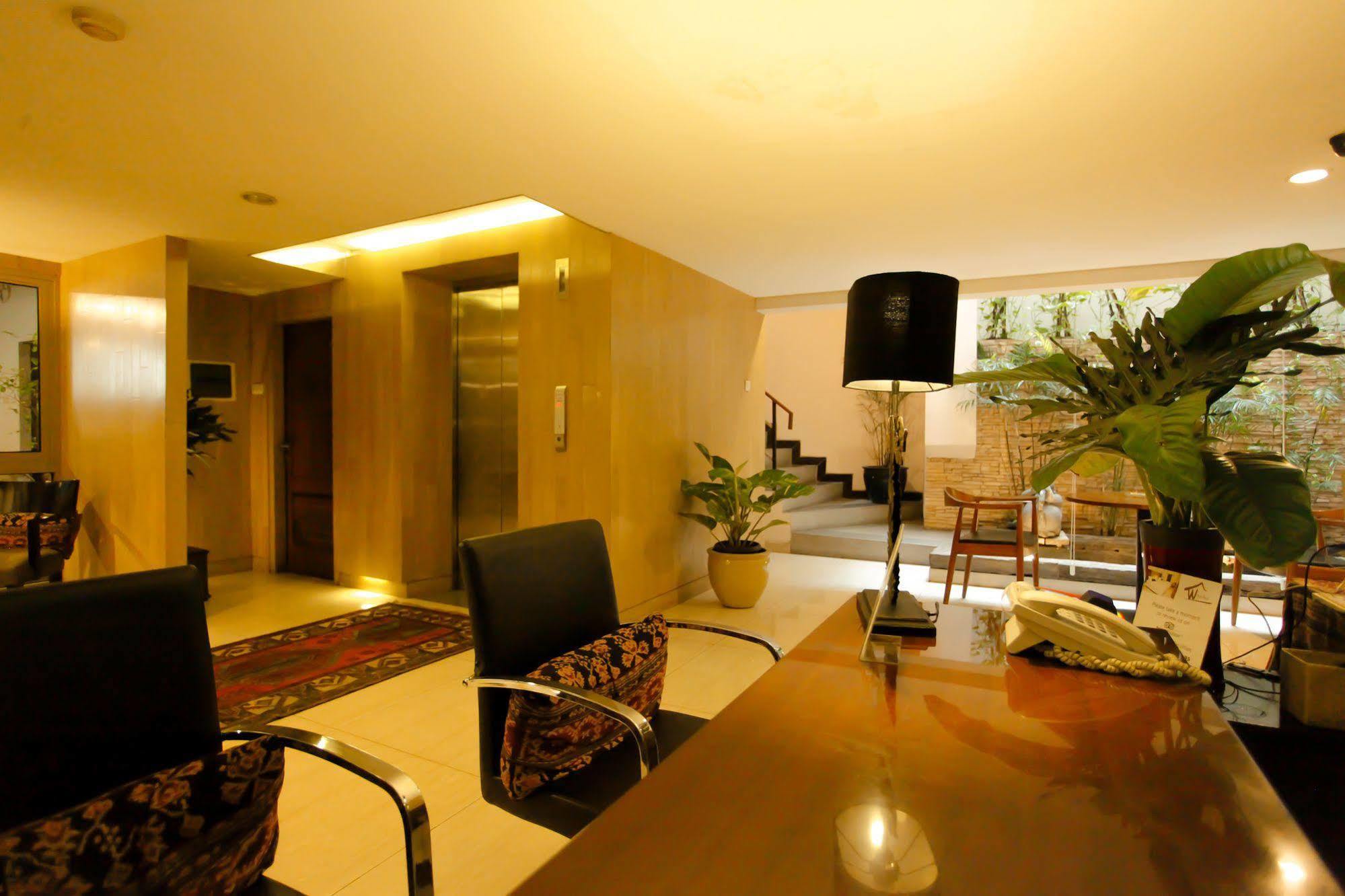 W Home Cikatomas Jakarta Buitenkant foto