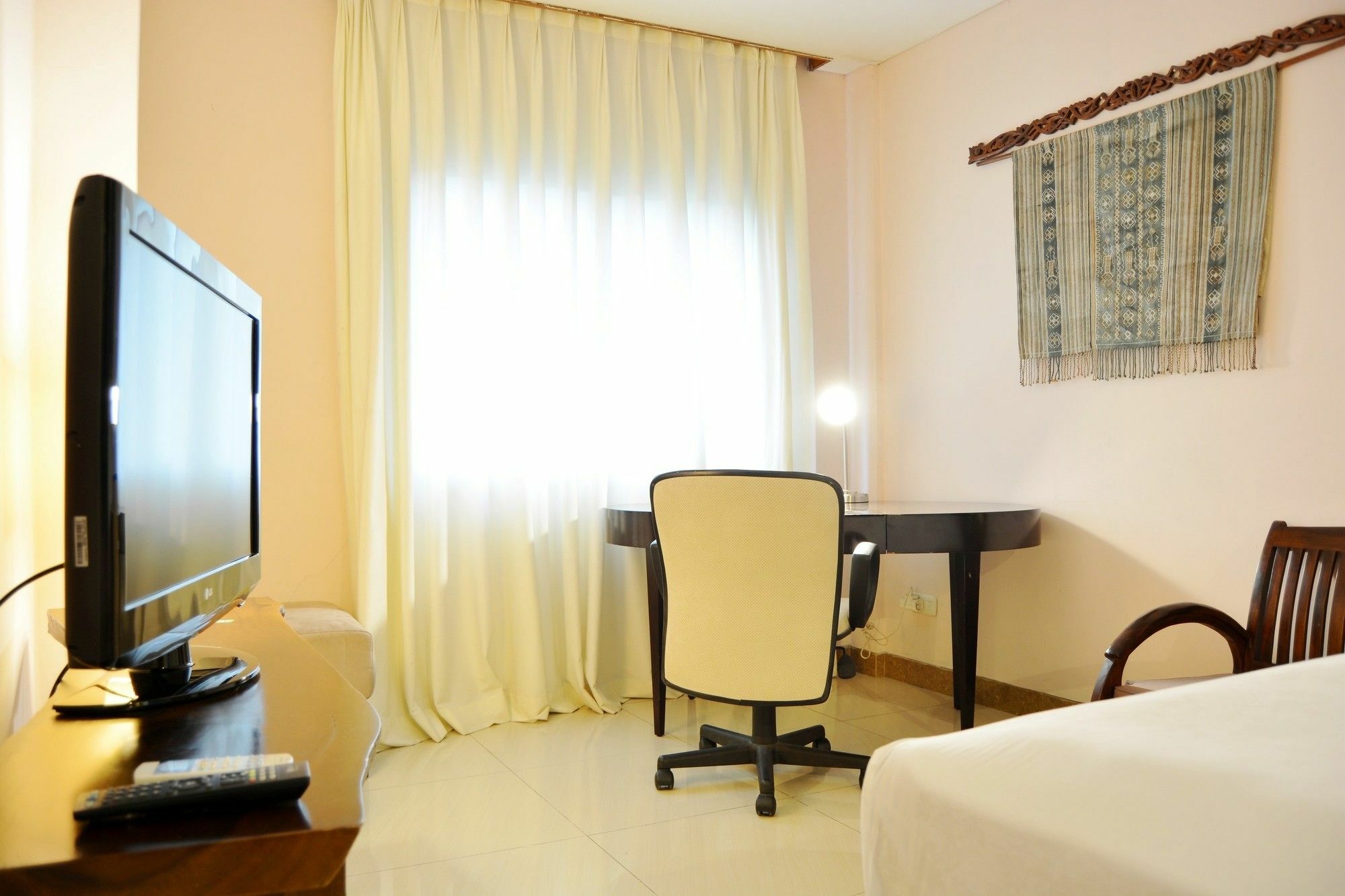 W Home Cikatomas Jakarta Buitenkant foto