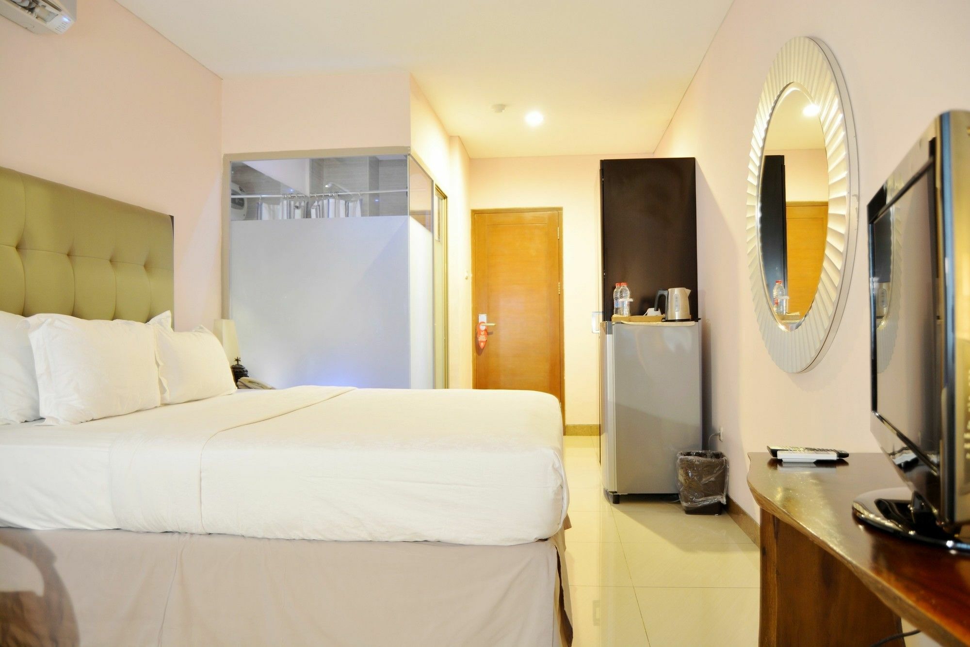 W Home Cikatomas Jakarta Buitenkant foto